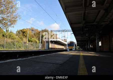 Una C2C National Express treno arriva in corrispondenza di una piattaforma a stazione Chalkwell sul percorso a Londra in Leigh on Sea Foto Stock