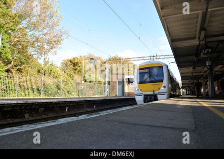 Una C2C National Express treno arriva in corrispondenza di una piattaforma a stazione Chalkwell sul percorso a Londra in Leigh on Sea Foto Stock