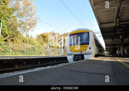 Una C2C National Express treno arriva in corrispondenza di una piattaforma a stazione Chalkwell sul percorso a Londra in Leigh on Sea Foto Stock