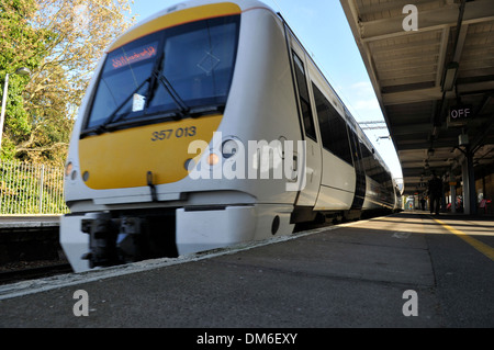 Una C2C National Express treno arriva in corrispondenza di una piattaforma a stazione Chalkwell sul percorso a Londra in Leigh on Sea Foto Stock