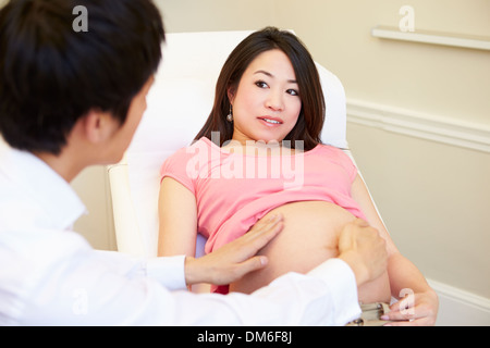 Donna incinta essendo dato Ante Natal controllare dal medico Foto Stock