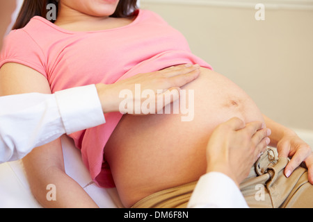 Donna incinta essendo dato Ante Natal controllare dal medico Foto Stock