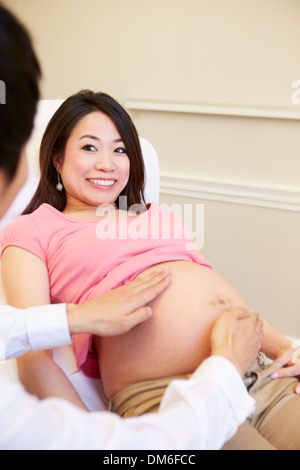Donna incinta essendo dato Ante Natal controllare dal medico Foto Stock