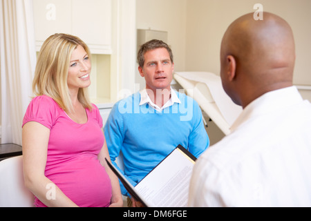 Giovane incontro con ostetrica in clinica Foto Stock