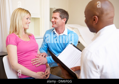 Giovane incontro con ostetrica in clinica Foto Stock