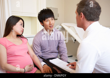 Giovane incontro con ostetrica in clinica Foto Stock
