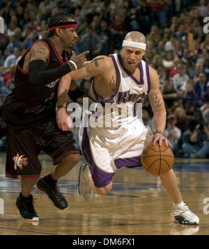 Mar 28, 2005; Scottsdale, Arizona, Stati Uniti; Kings guard Mike Bibby dribbling passato Allen Iverson dei 76ers nel quarto trimestre lunedì sera ad Arco Arena con i Sacramento Kings ospitando la Philadelphia 76ers a Sacramento, in California. Foto Stock