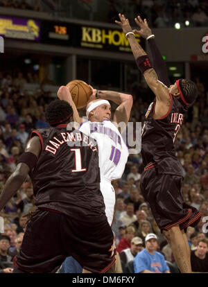 Mar 28, 2005; Scottsdale, Arizona, Stati Uniti; Sacramento Kings Mike Bibby passa intorno a Philadelphia 76ers Allen Iverson nella prima metà di Arco Arena a Sacramento, la California il lunedì 28 marzo, 2005. Foto Stock