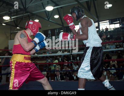 Apr 09, 2005; Wilmington, NC, Stati Uniti d'America; il North Carolina Azalea Festival avrà luogo aprile 6-10 in Wilmington, Carolina del Nord. Nella foto sono due pugili che hanno partecipato al torneo di boxe a Williston scuola. Il boxer NEGLI STATI UNITI Marine vestito di inscatolamento è arruolato latino marine di stanza a Camp Lejuene Marine Base e il blu e bianco guarnito di boxer è da Wilmington Boxi Foto Stock