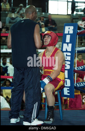 Apr 09, 2005; Wilmington, NC, Stati Uniti d'America; il North Carolina Azalea Festival avrà luogo aprile 6-10 in Wilmington, Carolina del Nord. Nella foto è di due pugili che hanno partecipato al torneo di boxe a Williston scuola. Il boxer NEGLI STATI UNITI Marine vestito di inscatolamento è arruolato latino marine di stanza a Camp Lejuene Marine Base e il blu e bianco guarnito di boxer è da Wilmington Boxin Foto Stock