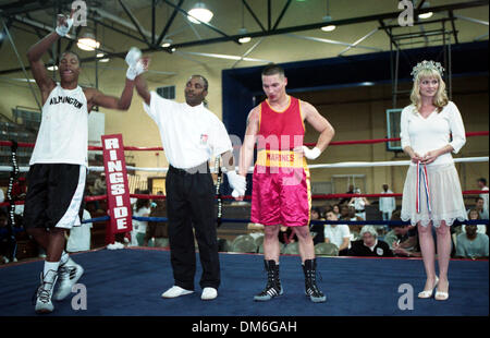 Apr 09, 2005; Wilmington, NC, Stati Uniti d'America; il North Carolina Azalea Festival avrà luogo aprile 6-10 in Wilmington, Carolina del Nord. Nella foto è di due pugili che hanno partecipato al torneo di boxe a Williston scuola. Il boxer NEGLI STATI UNITI Marine vestito di inscatolamento è arruolato latino marine di stanza a Camp Lejuene Marine Base e il blu e bianco guarnito di boxer è da Wilmington Boxi Foto Stock