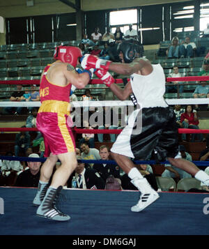 Apr 09, 2005; Wilmington, NC, Stati Uniti d'America; il North Carolina Azalea Festival avrà luogo aprile 6-10 in Wilmington, Carolina del Nord. Nella foto è di due pugili che hanno partecipato al torneo di boxe a Williston scuola. Il boxer NEGLI STATI UNITI Marine vestito di inscatolamento è arruolato latino marine di stanza a Camp Lejuene Marine Base e il blu e bianco guarnito di boxer è da Wilmington Boxi Foto Stock