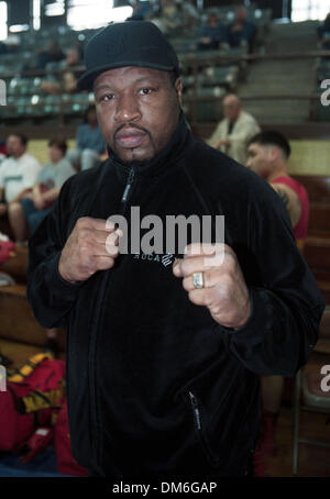 Apr 09, 2005; Wilmington, NC, Stati Uniti d'America; il North Carolina Azalea Festival avrà luogo aprile 6-10 in Wilmington, Carolina del Nord. Nella foto è Ray 'Merciless' Mercer egli è un American boxer professionale. Nato a Jacksonville il 4 aprile 1961 egli è un ex WBU Heavyweight Champion. Egli ha vinto l'oro nel 1988 Giochi Olimpici di Seoul come una pesante. La sua carriera professionale a partire dal 1989, con Foto Stock