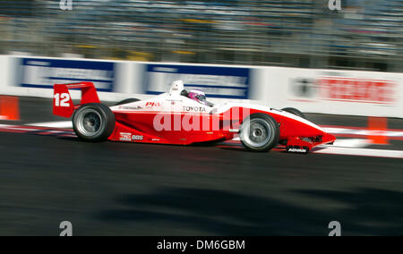 Apr 11, 2005; Long Beach, CA, Stati Uniti d'America; Atlantic race driver auto Katherine Legge dell'Inghilterra che ha vinto l'Atlantic Series gara a Long Beach Grand Prix, è la prima grande gara vinta da una donna dal desiderio Wilson ha vinto un non-punti Auroura formula di gara in Inghilterra nel 1980. Ha iniziato a 7th. Mostrato qui girare di arrotondamento 10. Credito: Foto di David Acque/ZUMA premere. (©) Copyright 2005 Foto Stock