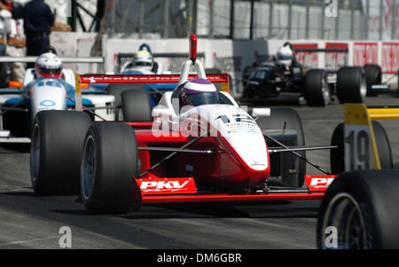 Apr 11, 2005; Long Beach, CA, Stati Uniti d'America; Atlantic race driver auto Katherine Legge dell'Inghilterra che ha vinto l'Atlantic Series gara a Long Beach Grand Prix, è la prima grande gara vinta da una donna dal desiderio Wilson ha vinto un non-punti Auroura formula di gara in Inghilterra nel 1980. Ha iniziato a 7th. Mostrato qui girare di arrotondamento 10. Credito: Foto di David Acque/ZUMA premere. (©) Copyright 2005 Foto Stock