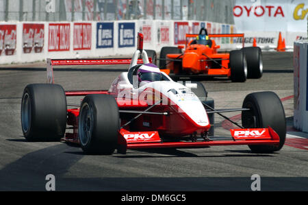 Apr 11, 2005; Long Beach, CA, Stati Uniti d'America; Atlantic race driver auto Katherine Legge dell'Inghilterra che ha vinto l'Atlantic Series gara a Long Beach Grand Prix, è la prima grande gara vinta da una donna dal desiderio Wilson ha vinto un non-punti Auroura formula di gara in Inghilterra nel 1980. Ha iniziato a 7th. Mostrato qui girare di arrotondamento 10. Credito: Foto di David Acque/ZUMA premere. (©) Copyright 2005 Foto Stock