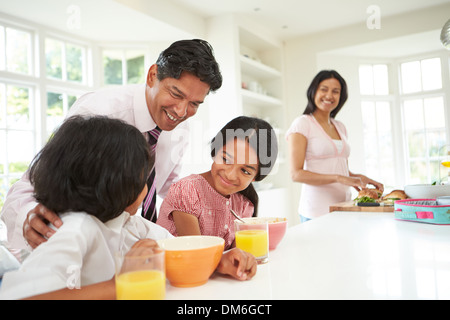 Famiglia con prima colazione prima di padre lascia per lavoro Foto Stock