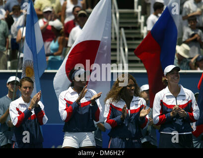 Apr 23, 2005; Delray Beach, FL, Stati Uniti d'America; la US Fed Cup team tiene la corte per cerimonie di apertura al Delray Centro Tennis Sabato, 23 aprile 2005. Da sinistra a destra sono Corina Morariu, Venus WILLIAMS, SERENA WILLIAMS e Lindsay Davenport. Credito: foto di Chris Matula/Palm Beach post/ZUMA premere. (©) Copyright 2005 by Chris Matula/Palm Beach post Foto Stock