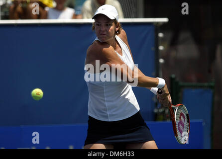 Apr 23, 2005; Delray Beach, FL, Stati Uniti d'America; Lindsay DAVENPORT restituisce un volley contro Eveline Vanhyfte durante la loro corrispondenza alla Delray Centro Tennis Sabato, 23 aprile 2005. La donna della Fed Cup team statunitense stava giocando il Belgio nei quarti di finale. Credito: foto di Chris Matula/Palm Beach post/ZUMA premere. (©) Copyright 2005 by Chris Matula/Palm Beach post Foto Stock