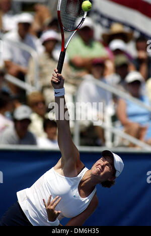 Apr 23, 2005; Delray Beach, FL, Stati Uniti d'America; Lindsay DAVENPORT erves contro Eveline Vanhyfte durante la loro corrispondenza alla Delray Centro Tennis Sabato, 23 aprile 2005. Davenport ha vinto 6-0, 6-2. La donna della Fed Cup team statunitense stava giocando il Belgio nei quarti di finale. Credito: foto di Chris Matula/Palm Beach post/ZUMA premere. (©) Copyright 2005 by Chris Matula/Palm Beach post Foto Stock