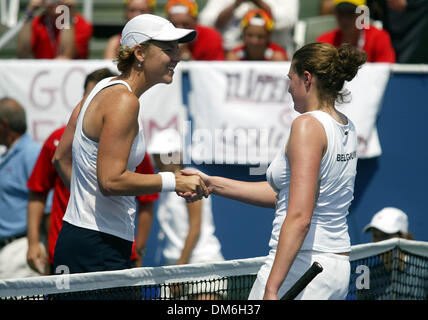 Apr 23, 2005; Delray Beach, FL, Stati Uniti d'America; Lindsay DAVENPORT scuote le mani con EVELINE VANHYFTE dopo la loro corrispondenza alla Delray Centro Tennis Sabato, 23 aprile 2005. Davenport ha vinto 6-0, 6-2. La donna della Fed Cup team statunitense stava giocando il Belgio nei quarti di finale. Credito: foto di Chris Matula/Palm Beach post/ZUMA premere. (©) Copyright 2005 by Chris Matula/Palm Beach post Foto Stock