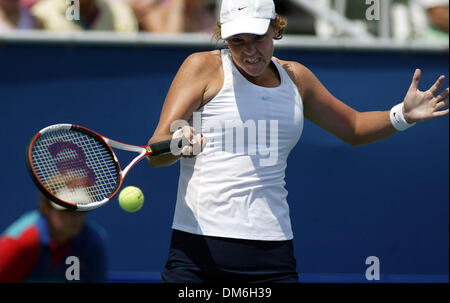 Apr 23, 2005; Delray Beach, FL, Stati Uniti d'America; Lindsay DAVENPORT restituisce un volley contro Eveline Vanhyfte durante la loro corrispondenza alla Delray Centro Tennis Sabato, 23 aprile 2005. La donna della Fed Cup team statunitense stava giocando il Belgio nei quarti di finale. Credito: foto di Chris Matula/Palm Beach post/ZUMA premere. (©) Copyright 2005 by Chris Matula/Palm Beach post Foto Stock