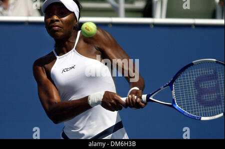 Apr 23, 2005; Delray Beach, FL, Stati Uniti d'America; Venus WILLIAMS restituisce un volley contro Els CALLENS durante la loro corrispondenza alla Delray Centro Tennis Sabato, 23 aprile 2005. La Williams ha sconfitto Callens 6-2, 6-2. La donna della Fed Cup team statunitense stava giocando il Belgio nei quarti di finale. Credito: foto di Chris Matula/Palm Beach post/ZUMA premere. (©) Copyright 2005 by Chris Matula/Palm Beach P Foto Stock