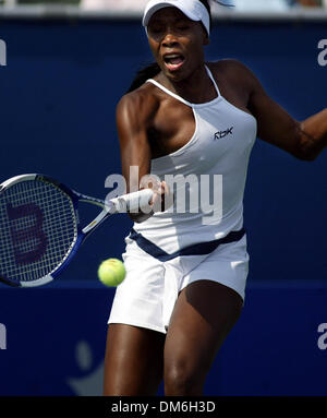 Apr 23, 2005; Delray Beach, FL, Stati Uniti d'America; Venus WILLIAMS restituisce un volley contro Els CALLENS durante la loro corrispondenza alla Delray Centro Tennis Sabato, 23 aprile 2005. La Williams ha sconfitto Callens 6-2, 6-2. La donna della Fed Cup team statunitense stava giocando il Belgio nei quarti di finale. Credito: foto di Chris Matula/Palm Beach post/ZUMA premere. (©) Copyright 2005 by Chris Matula/Palm Beach Po Foto Stock