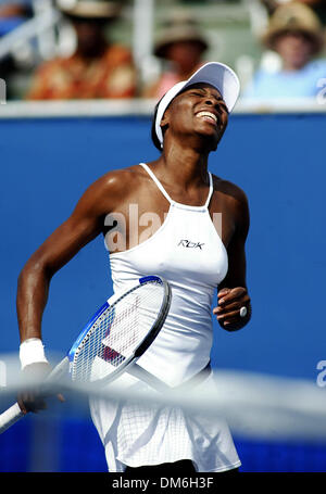 Apr 23, 2005; Delray Beach, FL, Stati Uniti d'America; Venus WILLIAMS perso un colpo contro Els CALLENS durante la loro corrispondenza alla Delray Centro Tennis Sabato, 23 aprile 2005. La Williams ha sconfitto Callens 6-2, 6-2. La donna della Fed Cup team statunitense stava giocando il Belgio nei quarti di finale. Credito: foto di Chris Matula/Palm Beach post/ZUMA premere. (©) Copyright 2005 by Chris Matula/Palm Beach post Foto Stock