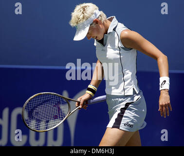 Apr 23, 2005; Delray Beach, FL, Stati Uniti d'America; Belgio del Els CALLENS reagisce dopo manca un punto contro Lindsay Davenport (US) durante il 2005 Fed Cup World Group Quarti di Finale a Delray Beach Tennis Center Domenica. Davenport ha vinto la partita 6-4 6-0. Credito: foto di Chris Matula/Palm Beach post/ZUMA premere. (©) Copyright 2005 by Chris Matula/Palm Beach post Foto Stock