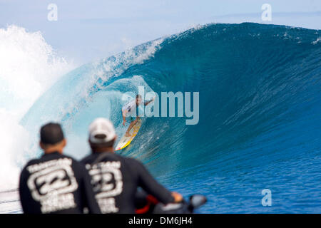 Maggio 15, 2005; Teahupoo, TAHITI; Rookie WCT diruttori TAVIS LOGIE (Durban, RSA) (nella foto) ha pubblicato il secondo più alto punteggio di calore del giorno presso il Billabong Pro Tahiti oggi. Come l'acqua tahitiano patrol guardato su, Logie ha segnato una serie di critiche le corse del tubo a cremagliera fino a quasi perfetta punteggio di calore di 19.07 (al di fuori di un possibile 20 punti). Teahupoo è il più pericoloso posizione su un Foto Stock