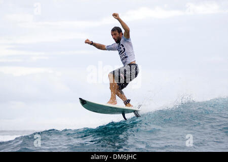 Maggio 15, 2005; Teahupoo, TAHITI; brasiliano PADARATZ NEKO (nella foto) celebra un perfetto punto di dieci ride nel suo giro due scontro con rising star ed il rookie ASP WCT surfer Australian Bede Durbidge. Padaratz avanzate per tre round dove egli affronta un altro australiano, Tom Whitaker. Il Billabong Pro Tahiti è il terzo uomo e la quarta donna WCT evento sul calendario 2005 e caratteristiche Foto Stock