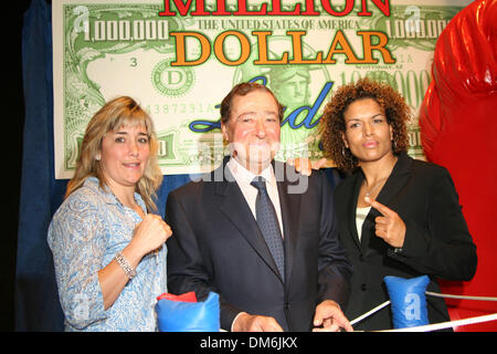 Maggio 16, 2005; Las Vegas, NV, STATI UNITI D'AMERICA; boxer professionale " Miniere di carbone figlia' CHRISTY MARTIN (L) con rango sommitale promotore BOB ARUM e avversario LUCIA RIJKER (R) pongono di fronte la Million Dollar Lady poster al Mandalay Bay Hotel e Casinò. La lotta si terrà a Manadalay Bay Eventi Centro luglio 30, 2005 e sarà la più grande il giorno di paga mai ricevuto da un boxer femmina. Uomo Foto Stock