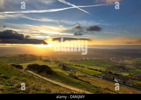 Vista tramonto guardando ad ovest da Castle Hill, Almondbury, Huddersfield, West Yorkshire. Foto Stock