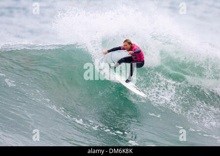 Maggio 24, 2005; Perranporth Beach, Cornwall, Inghilterra; Rookie WCT surfer Rebecca Woods (spiaggia di Copacabana, NSW, Aus) ha segnato una sensazionale sconvolto quando ha marginalizzato ASP regnante campione del mondo Sofia Mulanovich per i perdenti due round al Roxy Jam UK a St Agnes Beach, Cornwall oggi. Boschi advanced accanto al secondo posto Lisa Hurinui (NZ) a tre round. Credito: Foto di K Foto Stock