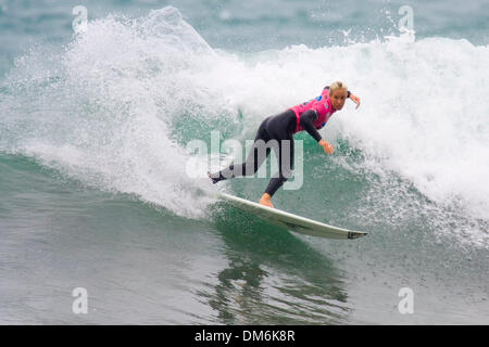 Maggio 24, 2005; Perranporth Beach, Cornwall, Inghilterra; Chelsea Georgeson (Gold Coast, Aus) (nella foto) ha vinto la sua apertura rotonda calore con il più alto punteggio di calore (17.50 fuori 20) del giorno al Roxy Jam UK a St Agnes Beach, Cornwall oggi. Battito Georgeson Trudy Todd (Aus) e Pauline Menczer (Aus) per passare direttamente alla fase tre. Menczer è stata accantonata per i perdenti due round. Mandat Foto Stock