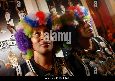 Jun 02, 2005; San Antonio, TX, Stati Uniti d'America; EARLINE MILLER potrebbe proprio essere la San Antonio Spurs' più grande fan. Ella ha seguito il team su molti viaggi su strada e ha fatto spesso sacrifici personali solo per "essere lì". Giugno 2, 2005. Credito: Foto di Billy Calzada/San Antonio Express-News/ZUMA premere. (©) Copyright 2005 by Billy Calzada/San Antonio Express-News Foto Stock