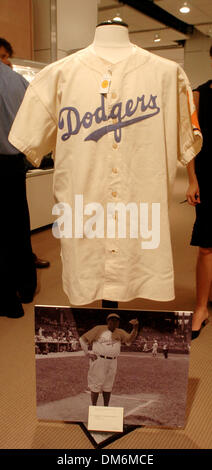 Giu 03, 2005; New York, NY, STATI UNITI D'AMERICA; Babe Ruth's 1938 Brooklyn Dodgers stimato uniforme di vendere al prezzo di $150.000 - $200.000. Sotheby's sarà importante asta memorabilia sportivi e carte compreso il contratto vendita di Babe Ruth dal Red Sox a New York Yankees. L'asta è previsto per il mese di giugno 10. Credito: Foto di Bryan Smith/ZUMA premere. (©) Copyright 2005 da Bryan Smith Foto Stock