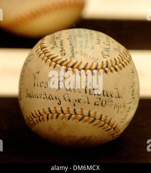 Giu 03, 2005; New York, NY, STATI UNITI D'AMERICA; il primo acuto di baseball al 1912 Grand Opening di Fenway Park è stimato a vendere a $30.000 e $50.000. Sotheby's sarà importante asta memorabilia sportivi e carte compreso il contratto vendita di Babe Ruth dal Red Sox a New York Yankees. L'asta è previsto per il mese di giugno 10. Credito: Foto di Bryan Smith/ZUMA premere. (©) Copyright Foto Stock