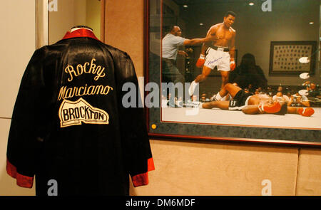 Giu 03, 2005; New York, NY, STATI UNITI D'AMERICA; Rocky Marciano nella lotta manto indossato dal suo 1952 Titile Heavyweight Bout vs. " Jersey " Joe Walcott, stimato a vendere a $30.000 e $50.000. Sotheby's sarà importante asta memorabilia sportivi e carte compreso il contratto vendita di Babe Ruth dal Red Sox a New York Yankees. L'asta è previsto per il mese di giugno 10. Credito: Foto di Bryan Smith/ Foto Stock