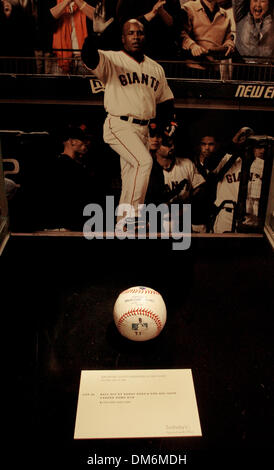 Giu 03, 2005; New York, NY, STATI UNITI D'AMERICA; Barry Bonds 700 home run baseball dal Settembre 17, 2004 gioco, stimato a vendere a $100.000-$200.000. Sotheby's sarà importante asta memorabilia sportivi e carte compreso il contratto vendita di Babe Ruth dal Red Sox a New York Yankees. L'asta è previsto per il mese di giugno 10. Credito: Foto di Bryan Smith/ZUMA premere. (©) Copyright 20 Foto Stock