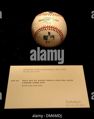 Giu 03, 2005; New York, NY, STATI UNITI D'AMERICA; Barry Bonds 700 home run baseball dal Settembre 17, 2004 gioco, stimato a vendere a $100.000-$200.000. Sotheby's sarà importante asta memorabilia sportivi e carte compreso il contratto vendita di Babe Ruth dal Red Sox a New York Yankees. L'asta è previsto per il mese di giugno 10. Credito: Foto di Bryan Smith/ZUMA premere. (©) Copyright 20 Foto Stock