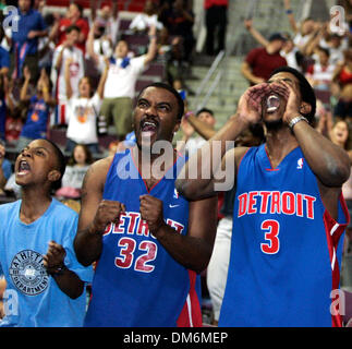 Jun 06, 2005; Auburn Hills, MI, Stati Uniti d'America; (L-R): DARRIEN barton,12, DEMARCUS BARTON, E MICHAEL BELL esplodere come i pistoni tirare avanti negli ultimi secondi. Pistoni ventole allietare il loro team su un 88-82 win come guardare l'azione di gioco 7 dei finali orientali di congresso contro il Miami Heat su schermi jumbo al Palace di Auburn Hills, Michigan il 6 giugno 2005. Obbligatorio Credi Foto Stock