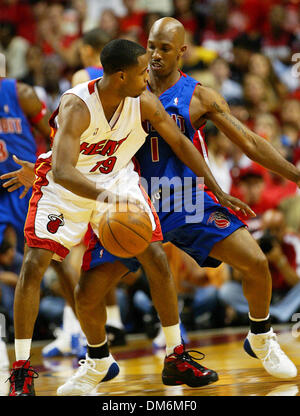 Jun 06, 2005; Miami, Florida, Stati Uniti d'America; pistoni guardia BILLUPS ELENA (R) protezioni riparo calore DAMON JONES durante la prima metà azione come pistoni di Detroit prendere su dei Miami Heat nel gioco 7 dei finali orientali di congresso di American Airlines Arena di Miami, Fla.. Il 6 giugno 2005. Credito: Foto di Clarence Tabb, Jr/Detroit News/ZUMA premere. (©) Copyright 2005 by Clarence Tabb, Foto Stock