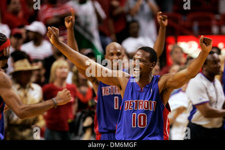 Jun 06, 2005; Miami, Florida, Stati Uniti d'America; pistoni guard LINDSEY HUNTER e (posteriore) BILLUPS ELENA celebrare alla fine del gioco durante la seconda metà azione come pistoni di Detroit prendere su dei Miami Heat nel gioco 7 dei finali orientali di congresso di American Airlines Arena di Miami, Florida il 6 giugno 2005. Credito: Foto di Robin Buckson/Detroit News/ZUMA premere. (©) Copyright 2005 Foto Stock