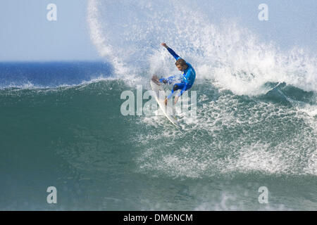 Jul 12, 2005; Jeffreys Bay, Sud Africa; jolly locale SHAUN PAYNE collocato al secondo posto nel suo calore di apertura contro la difesa Billabong Pro e campione in carica tre volte ASP il campione del mondo Andy Ferri (Haw). Payne, che ha ricevuto un forte sostegno locale dalla folla sulla spiaggia, è stato messo fuori per due round da ferri da stiro che ha vinto il calore. Credito: Foto di Karen Wilson/ZUMA premere. ( Foto Stock