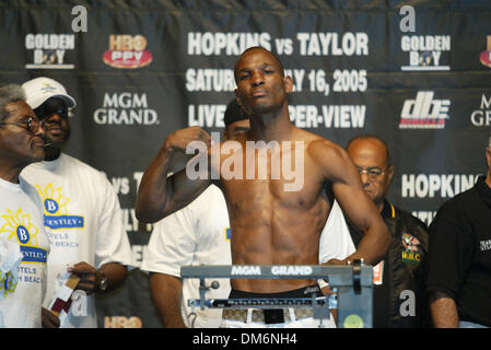 Jul 15, 2005; Las Vegas, NV, STATI UNITI D'AMERICA; BERNARD HOPKINS a Bernard Hopkins vs Jermain Taylor pesa al MGM Grand Hotel & Casino di Las Vegas. Hopkins difende il suo titolo contro Taylor Luglio 16th. Credito: foto di Mary Ann Owen/ZUMA premere. (©) Copyright 2005 da Mary Ann Owen Foto Stock