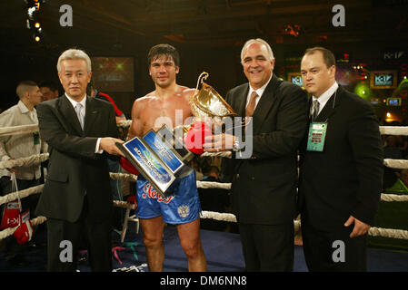 Aug 13, 2005; Las Vegas, NV, STATI UNITI D'AMERICA; KICKBOXING: Mirage Hotel & Casino di Las Vegas ha ospitato 'Mayhem al Mirage' K1 Torneo. Kickboxer russo RUSLAN KARAEV risiede a Tokyo in Giappone sono stati egli treni. KARAEV ha vinto otto uomo singolo torneo di eliminazione e ora va al Grand Prix finals presso il Tokyo Dome di Tokyo, Giappone. Credito: foto di Mary Ann Owen/ZUMA premere. ( Foto Stock