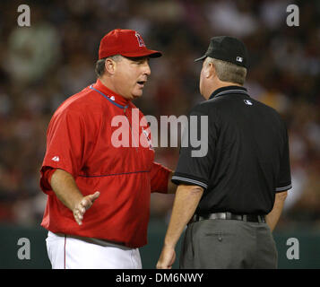 Aug 19, 2005; Anaheim, CA, Stati Uniti d'America; Los Angeles Angeli manager Mike Scioscia si lamenta con la seconda base arbitro Tim Welke dopo Boston Red Sox' Johnny Damon è stato chiamato di sicuro dopo aver rubato la seconda base durante il sesto inning Venerdì, 19 agosto 2005, di Anaheim, in California. Credito: foto di Armando Arorizo/ZUMA premere. (©) Copyright 2005 da Armando Arorizo Foto Stock