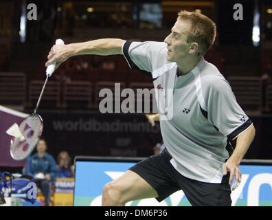 Aug 19, 2005; Anaheim, CA, Stati Uniti d'America; Mondo numero tre Peter Gade di Danimarca ritorna contro Hong Chen di Cina durante il secondo set al 2005 IBF World Badminton campionati. Gade sconfitto Chen 15-13, 15-4 ad avanzare per le semifinali. Credito: foto di Armando Arorizo/ZUMA premere. (©) Copyright 2005 da Armando Arorizo Foto Stock